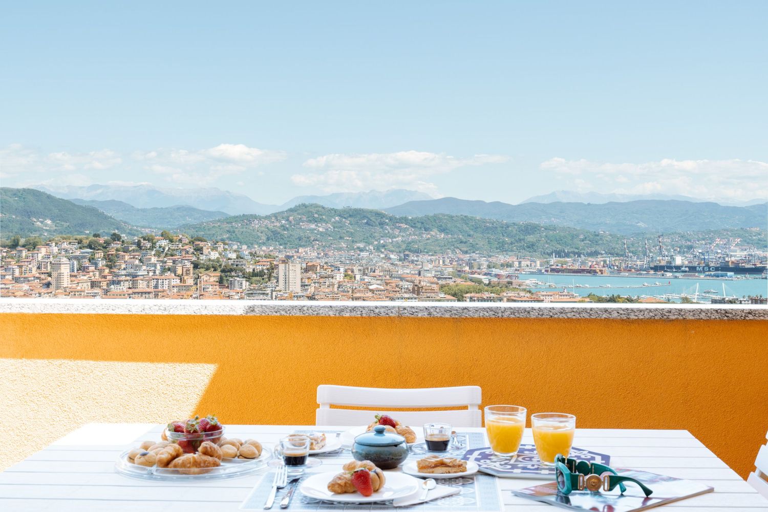 Servizio fotografico di interni per strutture ricettive coterrazza vista mare colazione Piccapiana La Spezia
