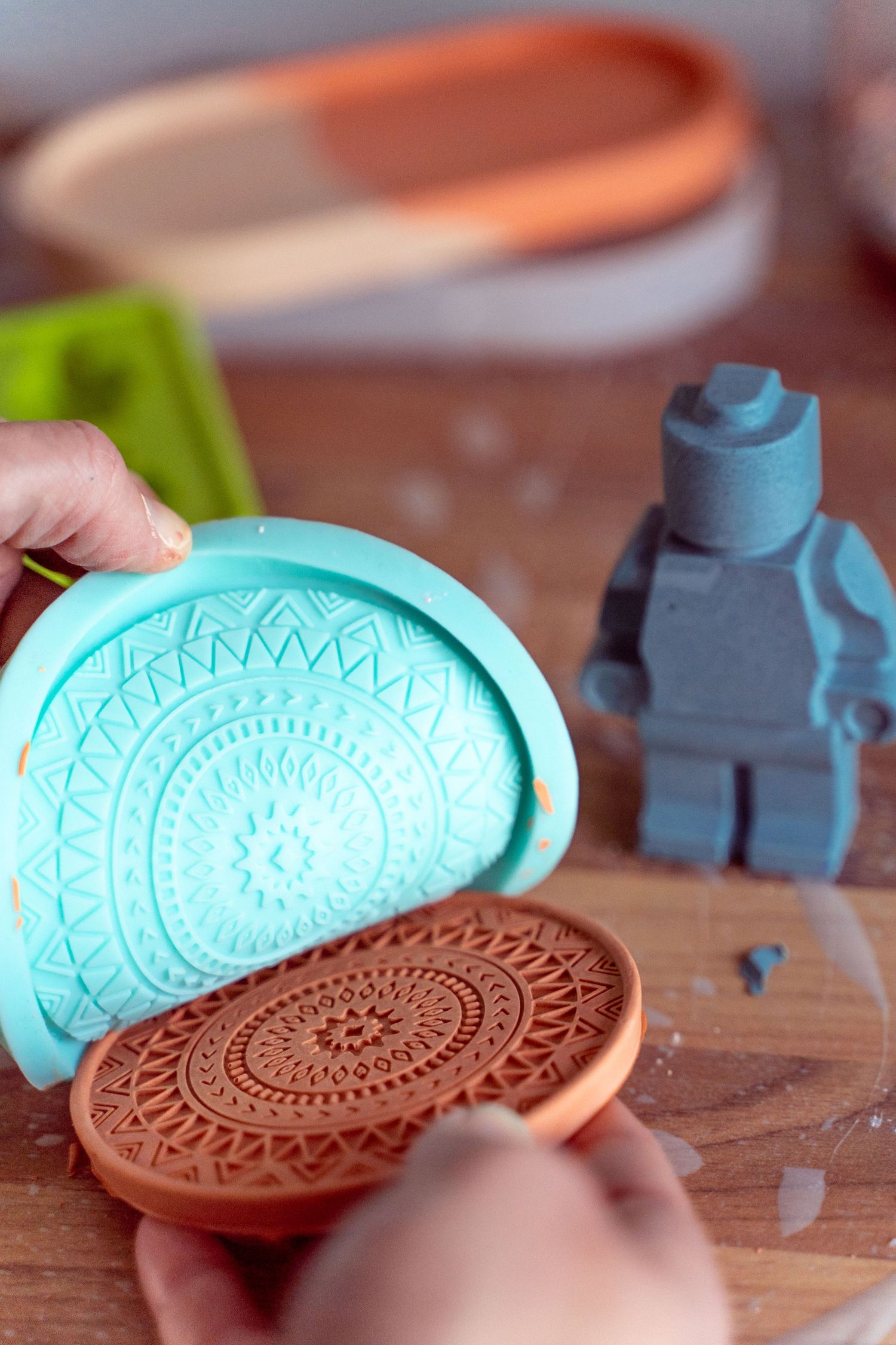 Katja haalt haar nieuwste creatie uit de mal, tijdens haar maakproces van jesmonite Atelier Blikvangers interieur accessoires. Foto Martine