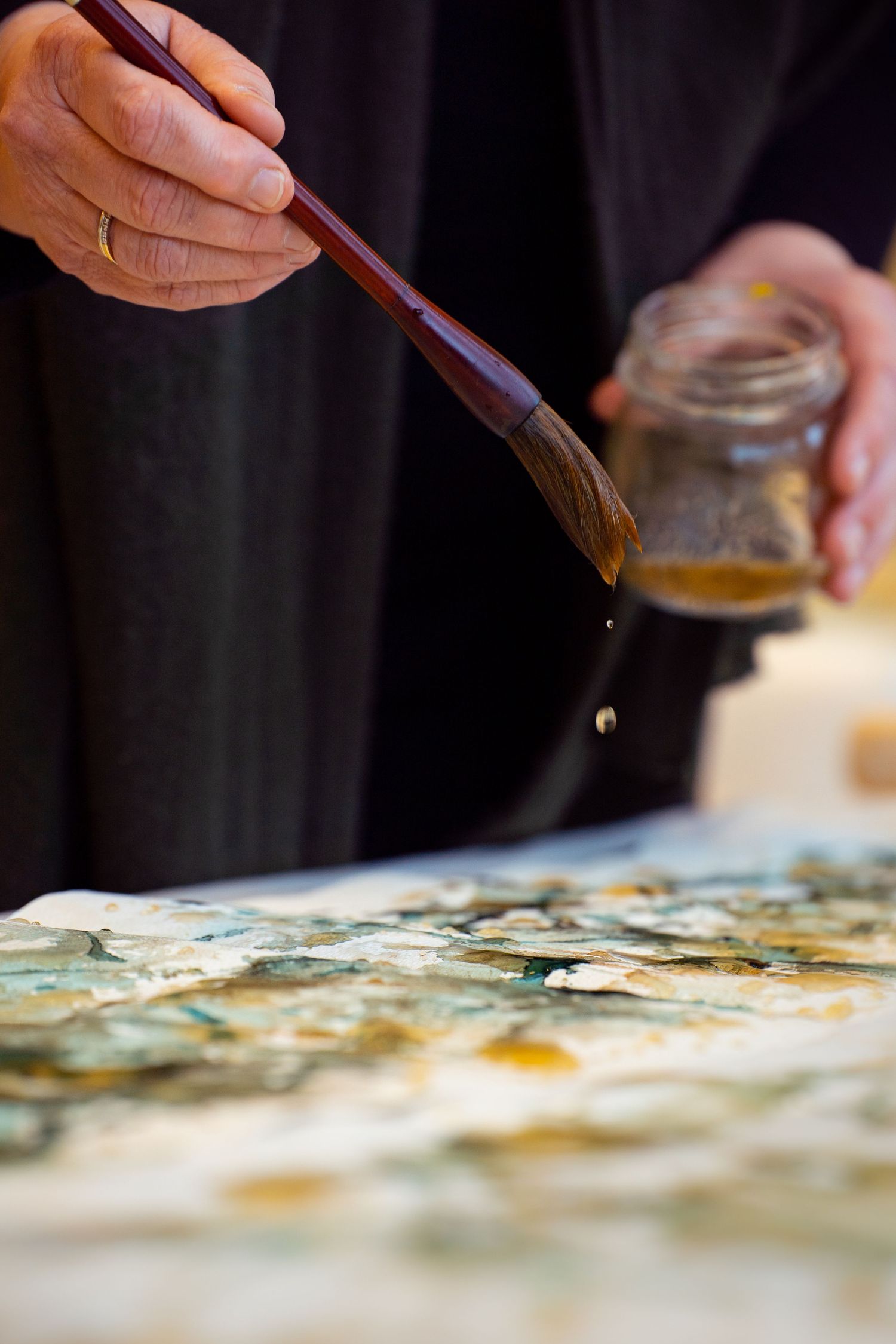 Rinske Salomons werkt met diverse pigmenten en natte processen voor haar creaties. Shoot met Martine Vonk in atelier.