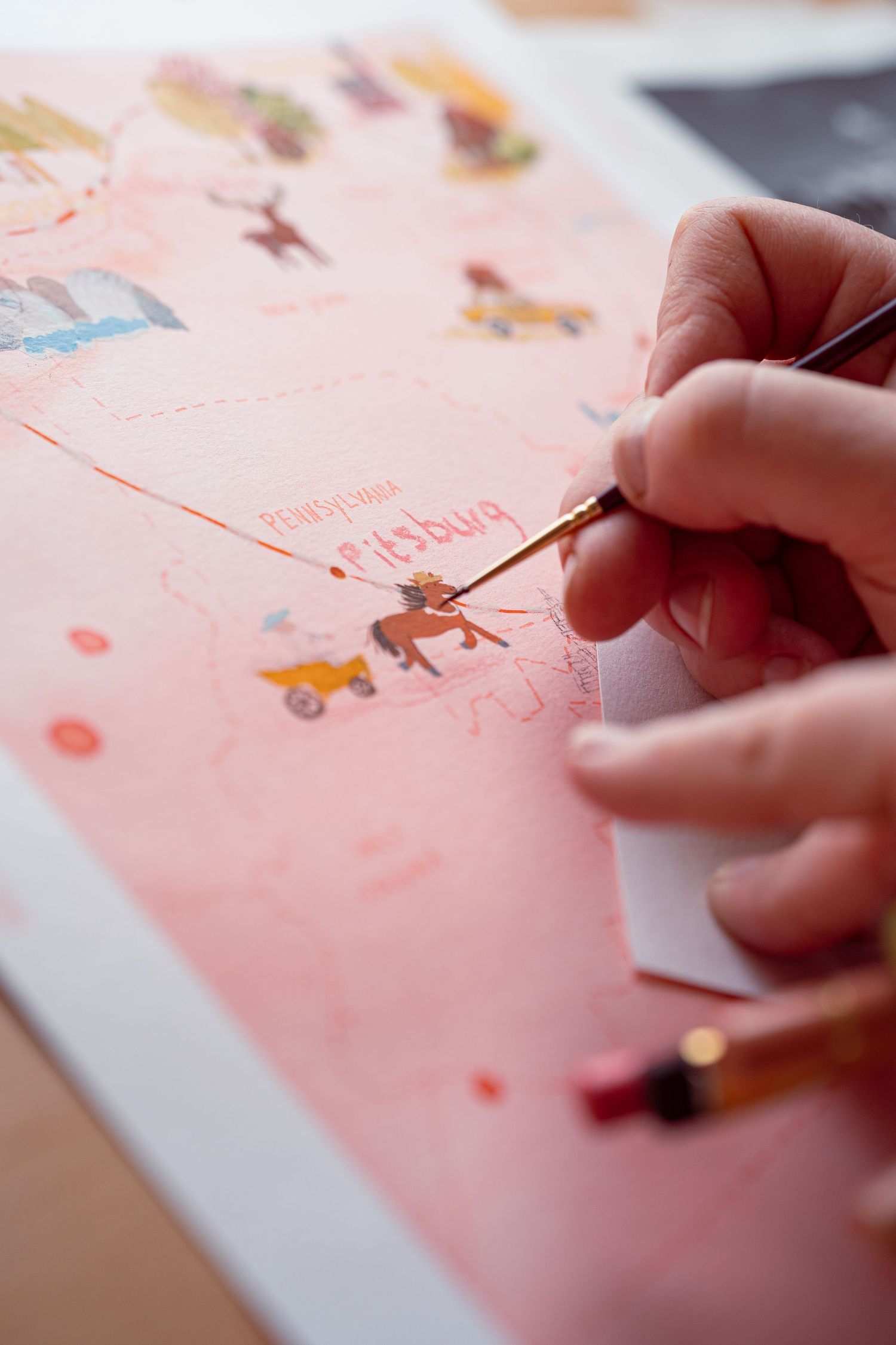 Kleine vrolijke details tekent Anna Sikkes Illustraties in haar studio in Raalte voor haar project. Sfeervolle close up door Martine Vonk