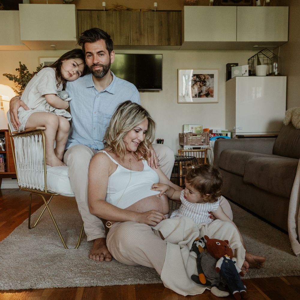 portrait de famille authentique pendant une séance photo grossesse à domicile à Lille