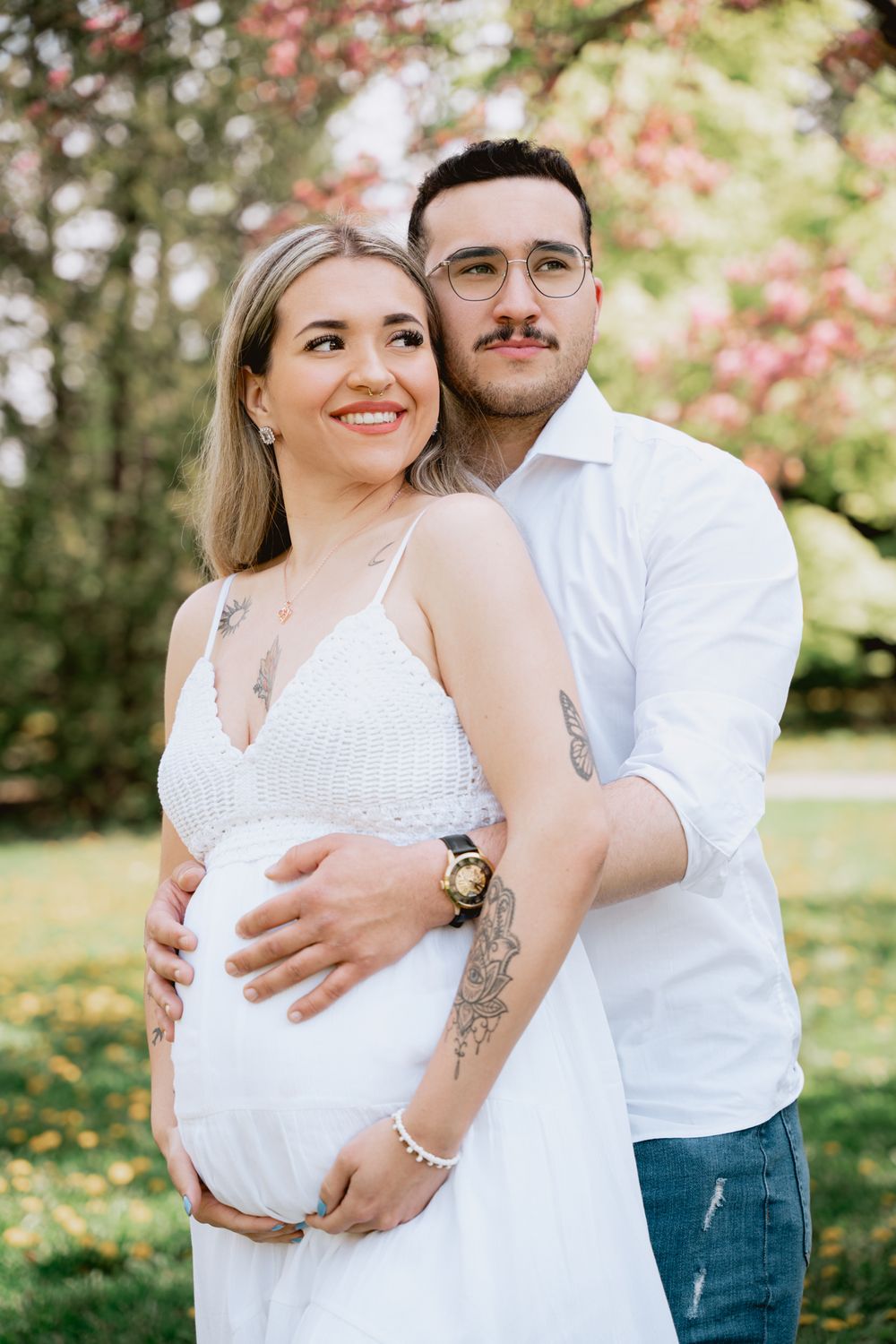Séance photo de maternité et grossesse à Montréal au jardin botanique au printemps