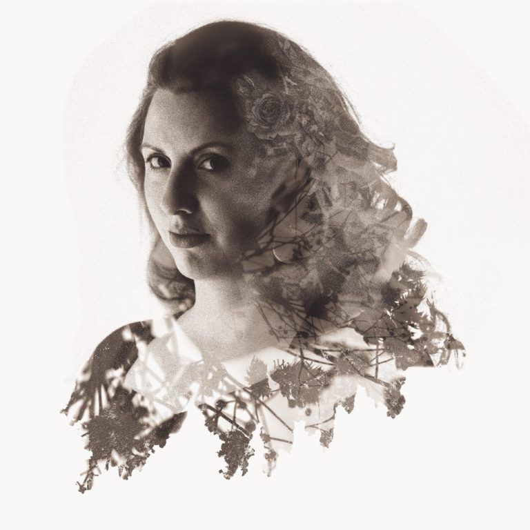 Photo en double exposition : portrait d'Hélène Douay et fleurs