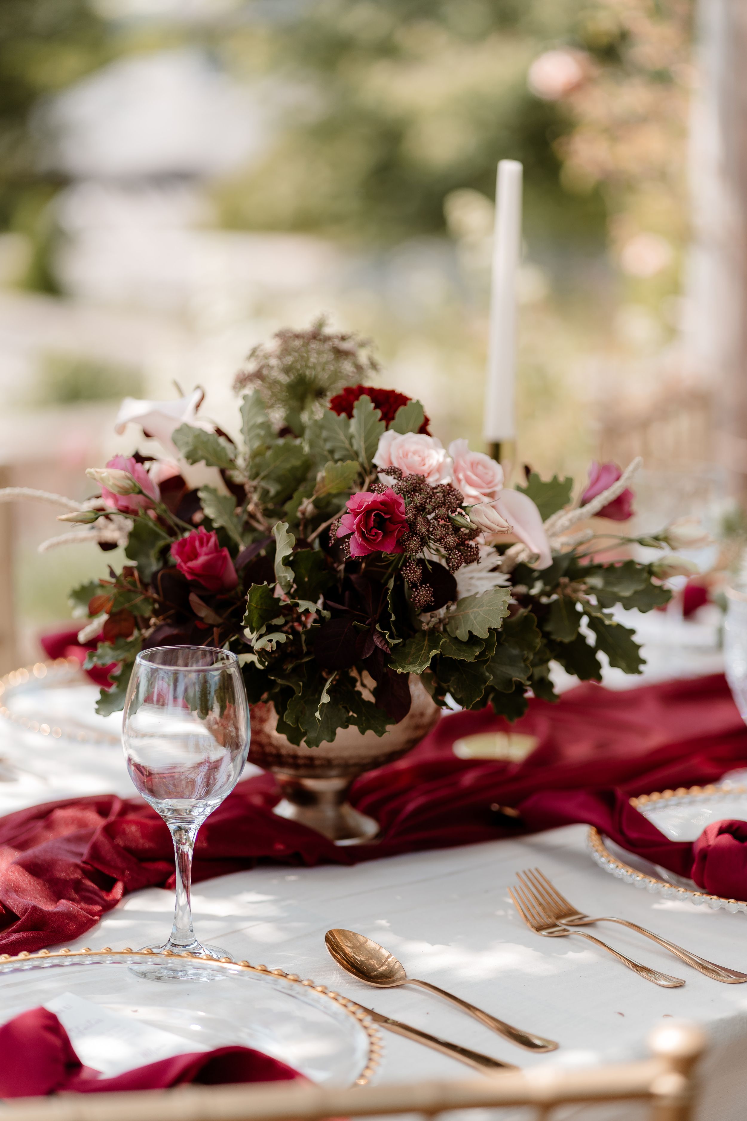 A floral centrepiece for an al fresco wedding breakfast at Euridge Manor, luxury Cotswolds wedding venue