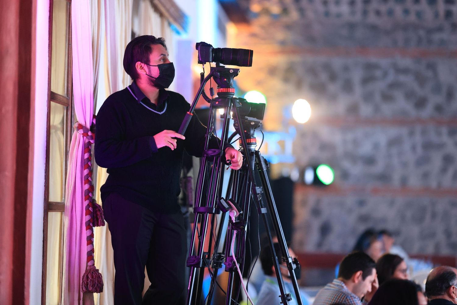 Montaje de cámaras para streaming y pantallas LED en evento corporativo en Sistema internet Bonding Antigua Guatemala