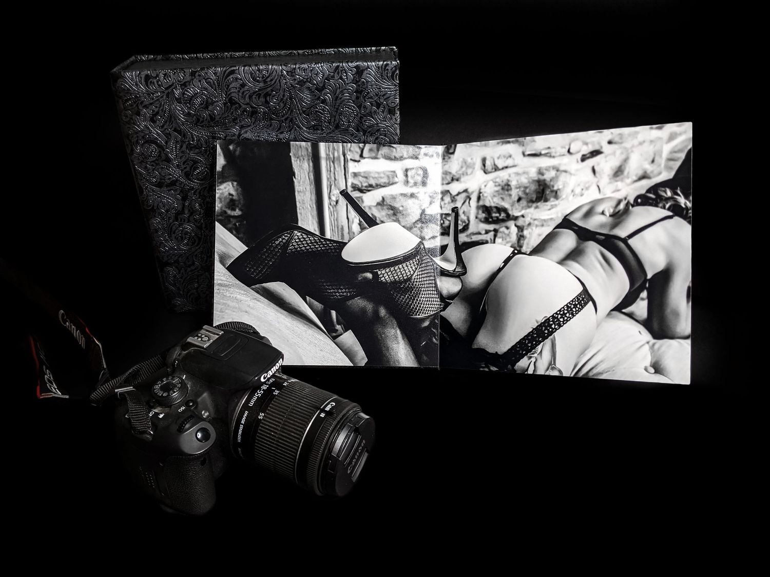 EXAMPLE OF THE LUXURY ALBUMS THAT BOUDOIR BY ELISE PROVIDES TO THEIR GORGEOUS CLIENTS, HERE IS AN ALBUM SPREAD