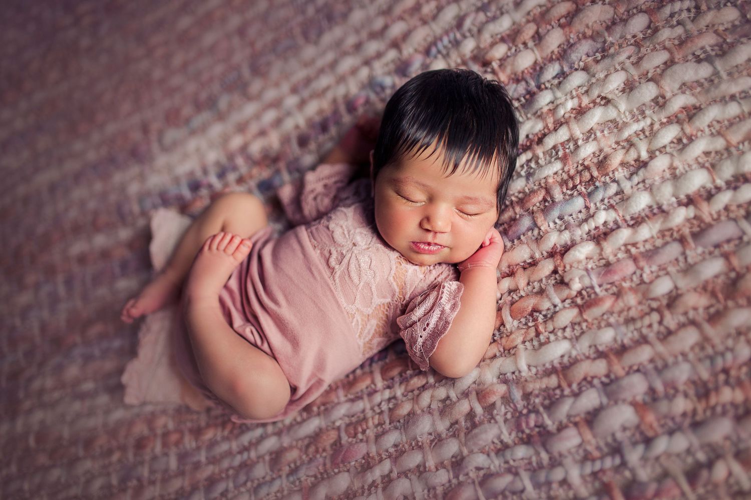 bebe recien nacida con mucho pelo vestida de rosa detres photography