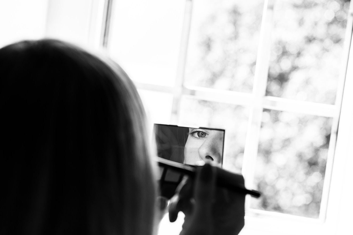 TLOOK photographe de mariage de style documentaire, préparatifs de la mariée maquillage