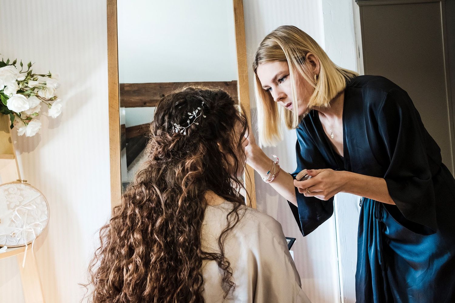 TLOOK photographe de mariage de style documentaire, préparatifs de la mariée maquillage