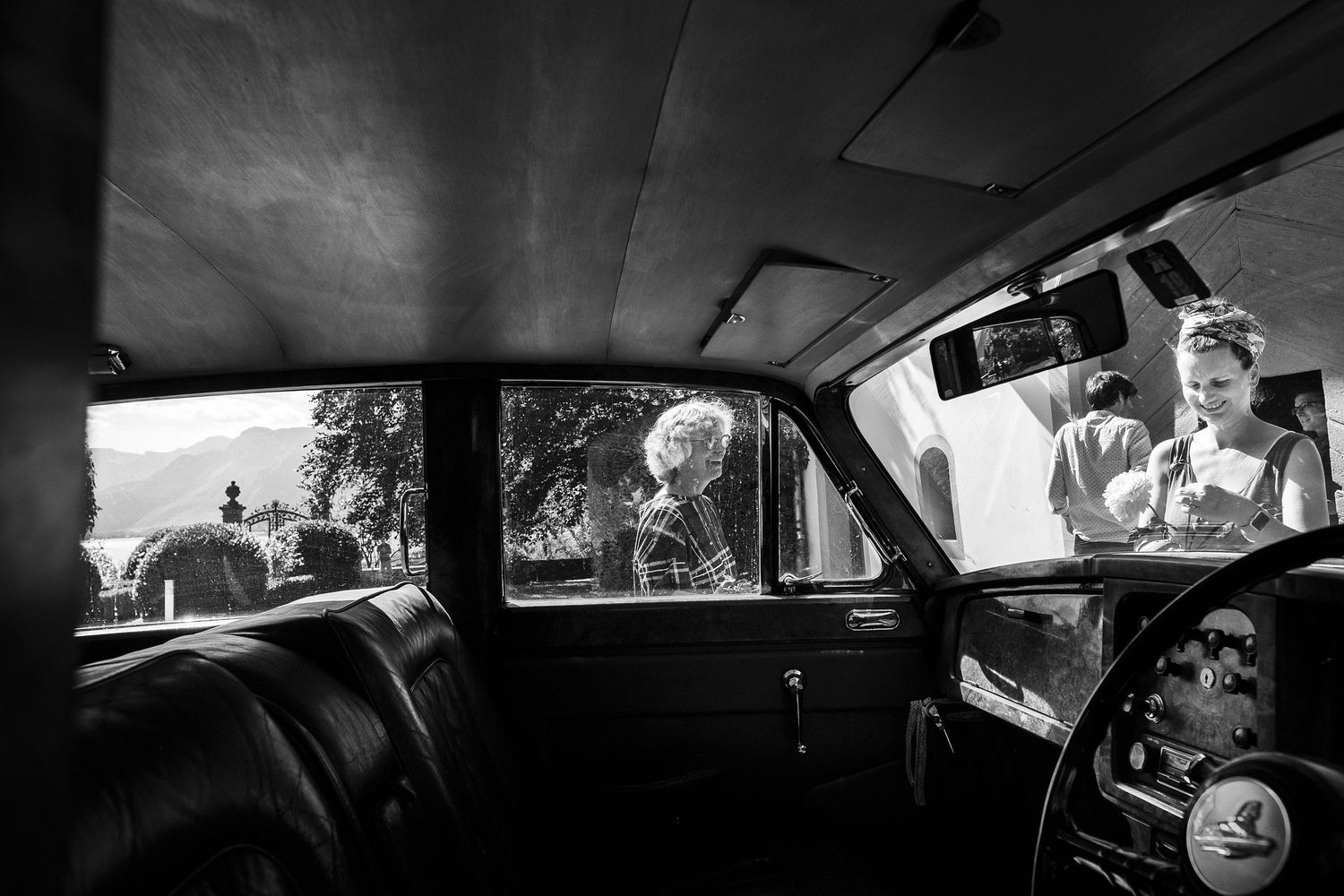 TLOOK photographe de mariage de style documentaire, décoration de la voiture des mariés