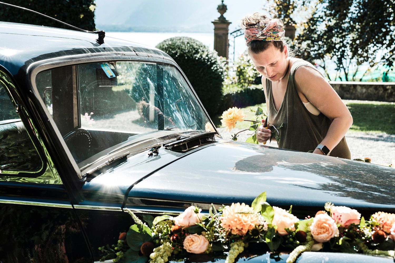 TLOOK photographe de mariage de style documentaire, décoration de la voiture des mariés