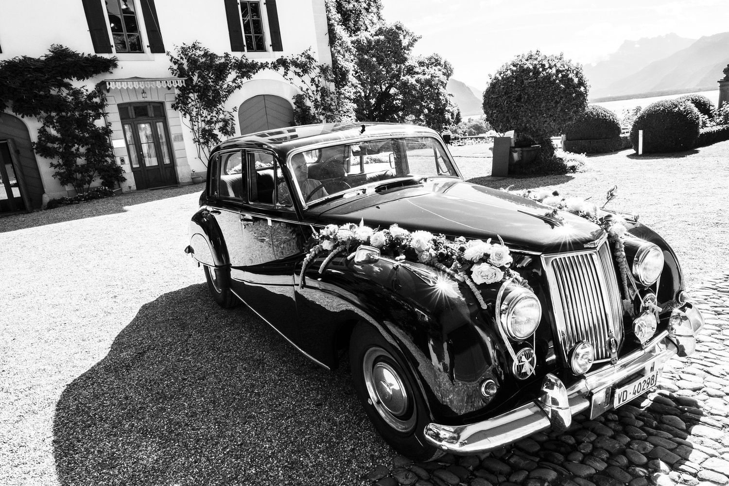 TLOOK photographe de mariage de style documentaire, décoration de la voiture des mariés