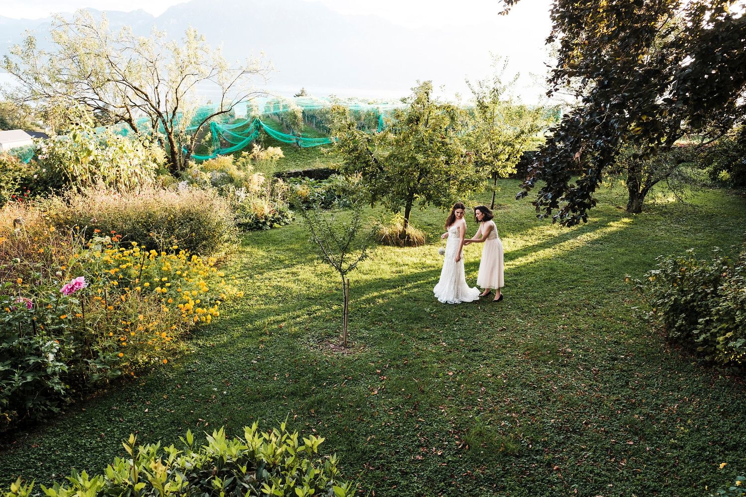 TLOOK photographe de mariage de style documentaire, préparatifs de la mariée passage de la robe