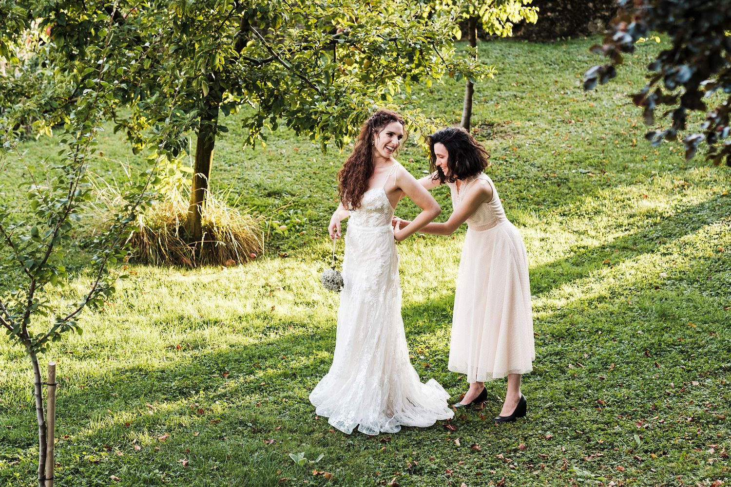 TLOOK photographe de mariage de style documentaire, préparatifs de la mariée passage de la robe