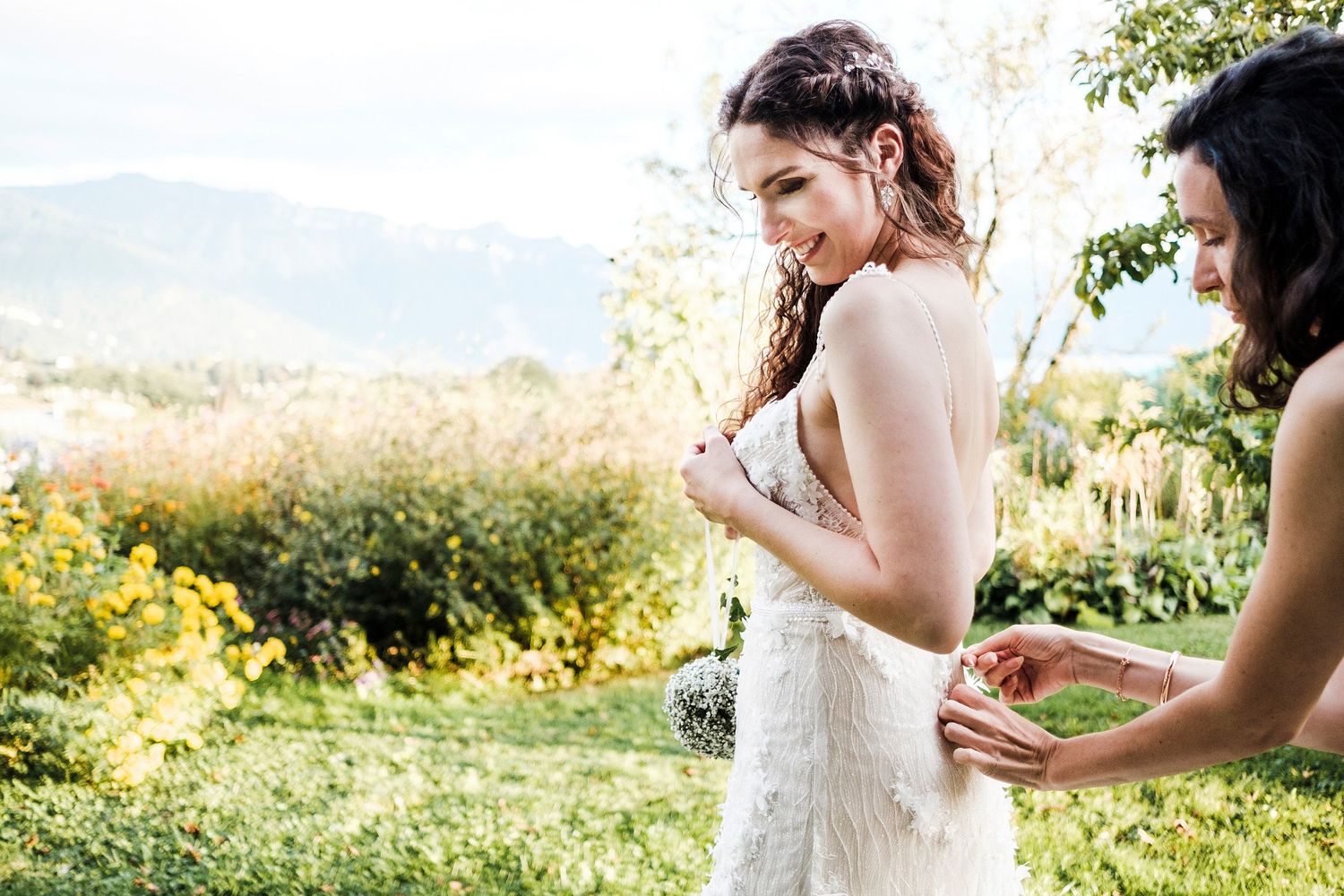 TLOOK photographe de mariage de style documentaire, préparatifs de la mariée passage de la robe