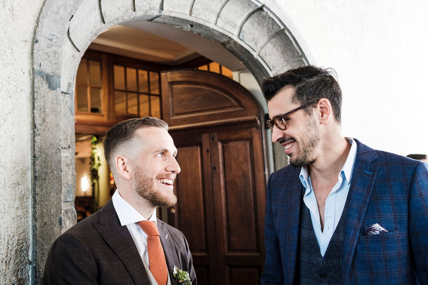 TLOOK photographe de mariage de style documentaire, portraits à l'église