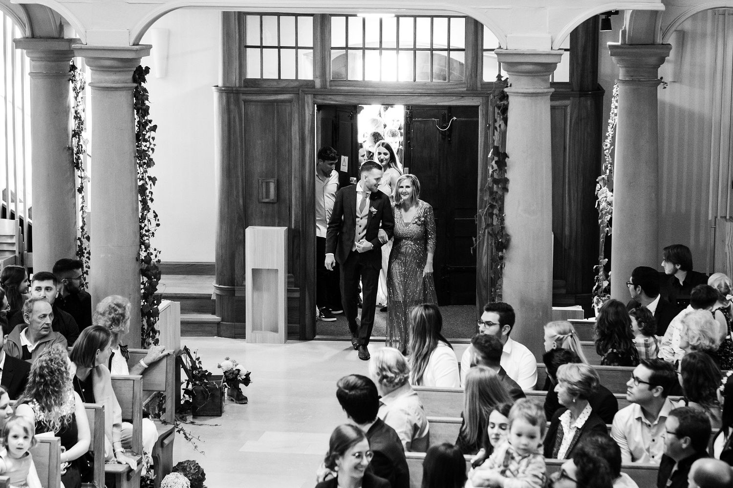 TLOOK photographe de mariage de style documentaire, cérémonie religieuse le père et sa maman entrent dans l'église