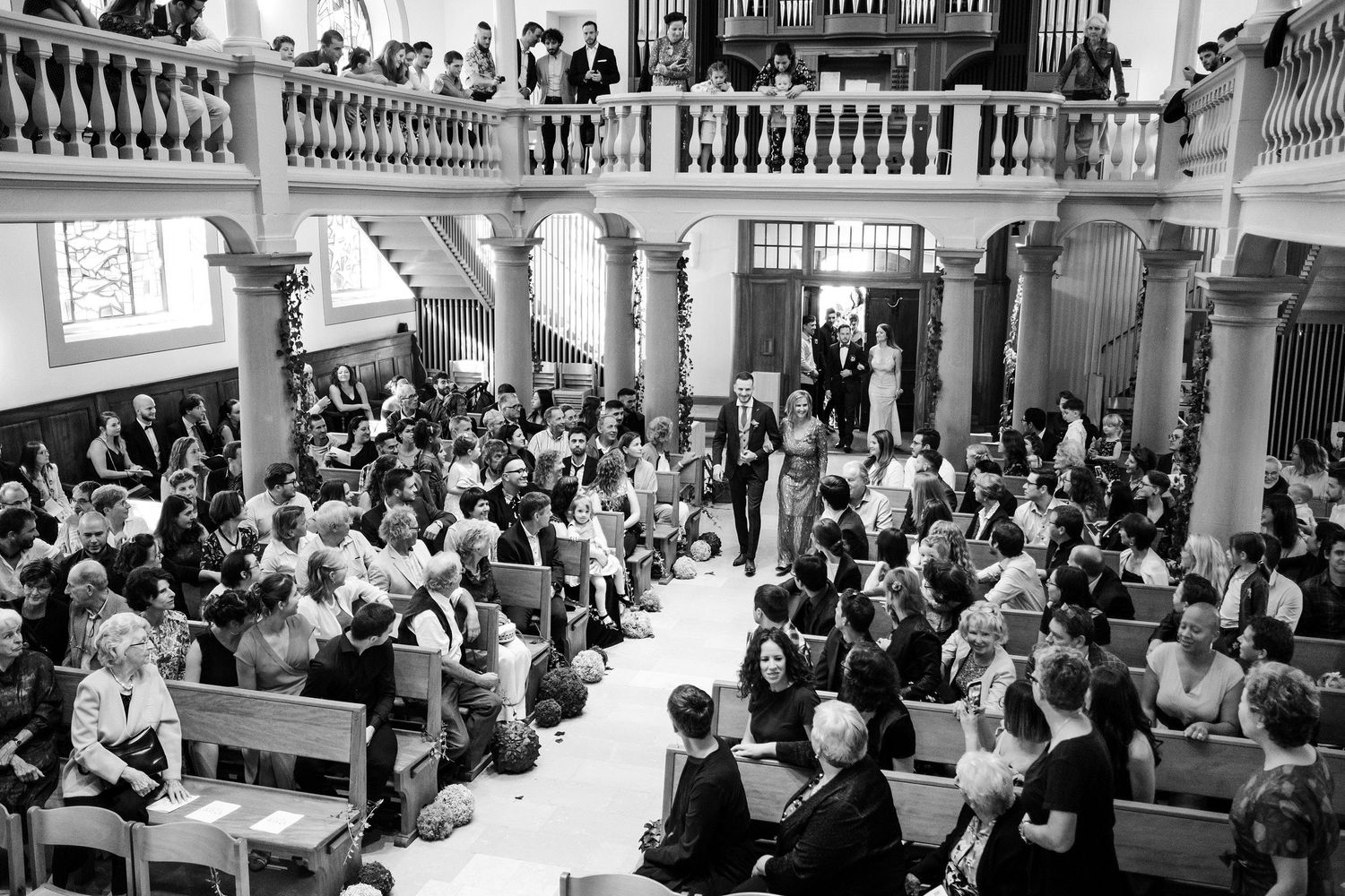 TLOOK photographe de mariage de style documentaire, cérémonie religieuse le père et sa maman entrent dans l'église