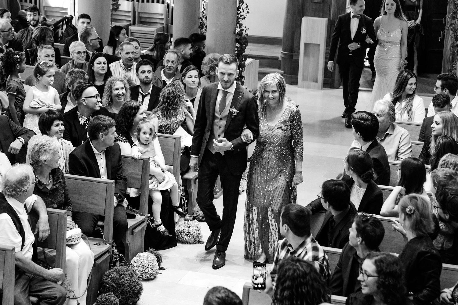 TLOOK photographe de mariage de style documentaire, cérémonie religieuse le père et sa maman entrent dans l'église