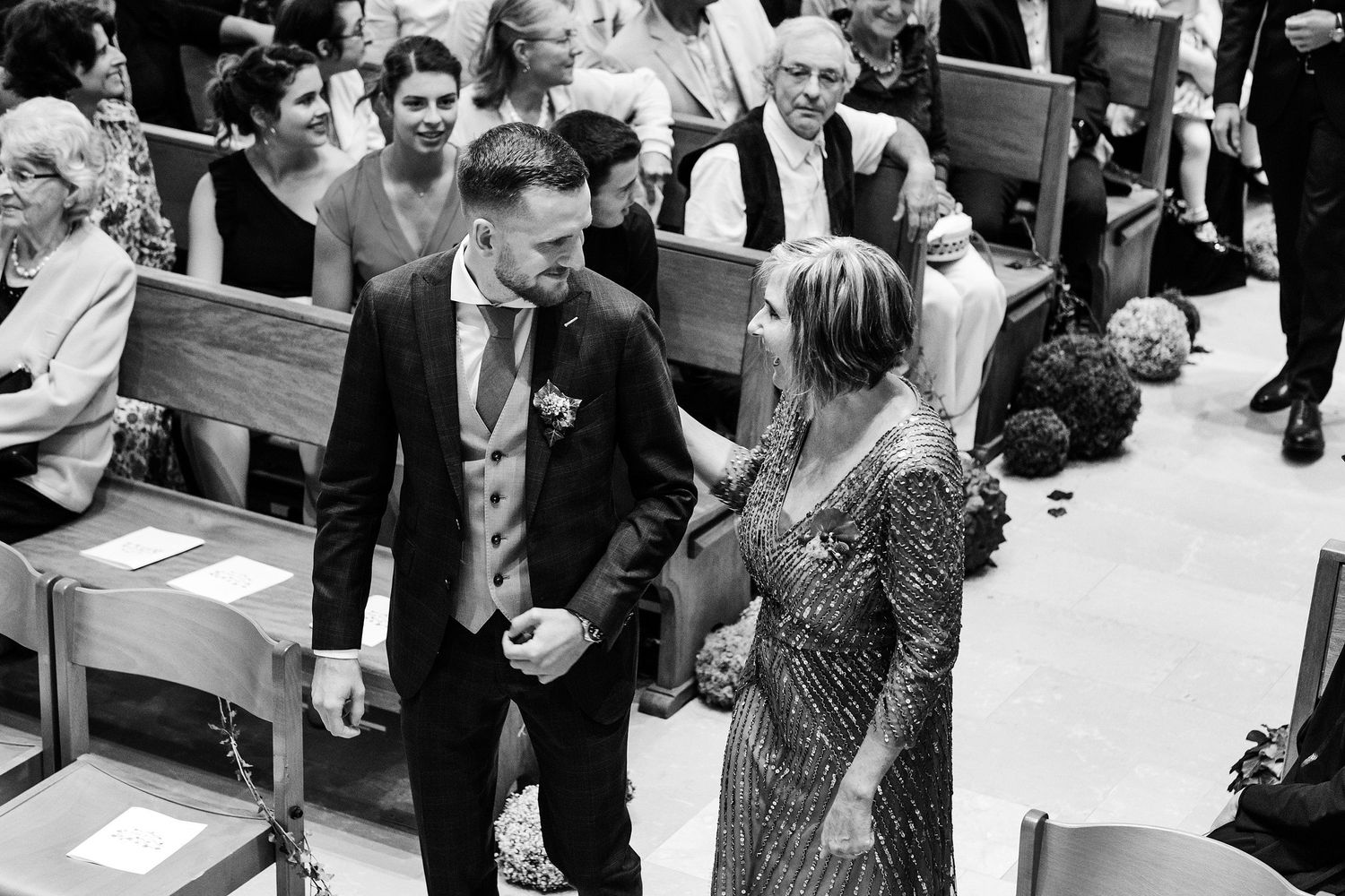 TLOOK photographe de mariage de style documentaire, cérémonie religieuse le père et sa maman entrent dans l'église