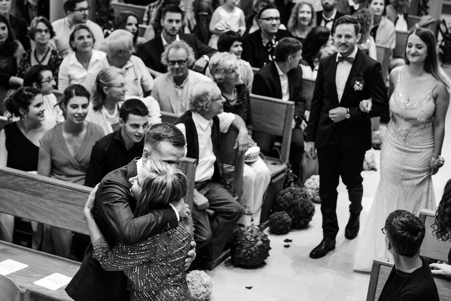 TLOOK photographe de mariage de style documentaire, cérémonie religieuse le marié embrasse sa maman