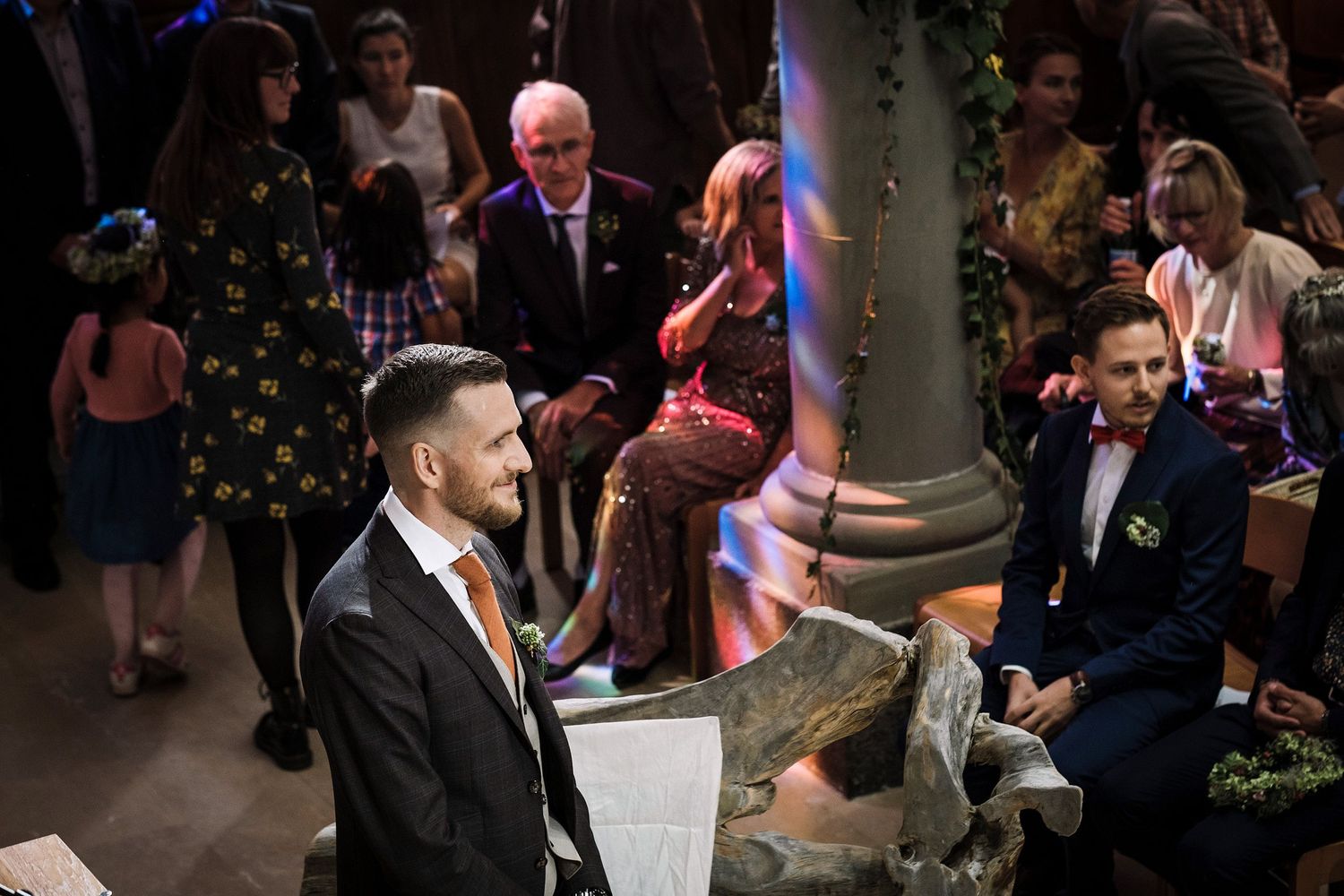 TLOOK photographe de mariage de style documentaire, cérémonie religieuse le marié attend la mariée dans l'église