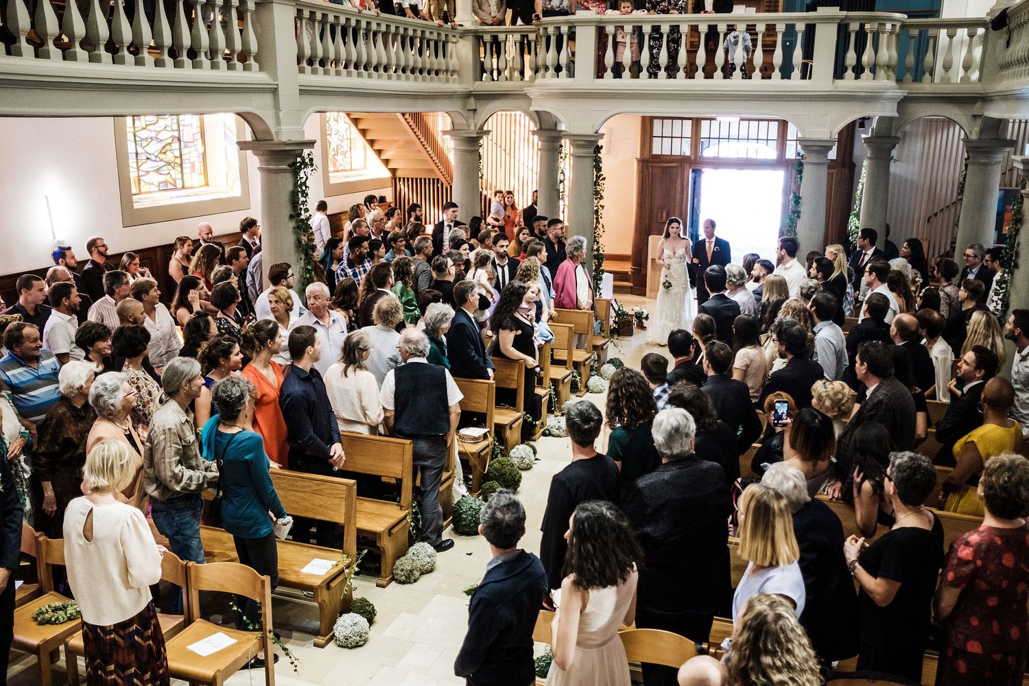 TLOOK photographe de mariage de style documentaire, cérémonie religieuse le père amène la mariée