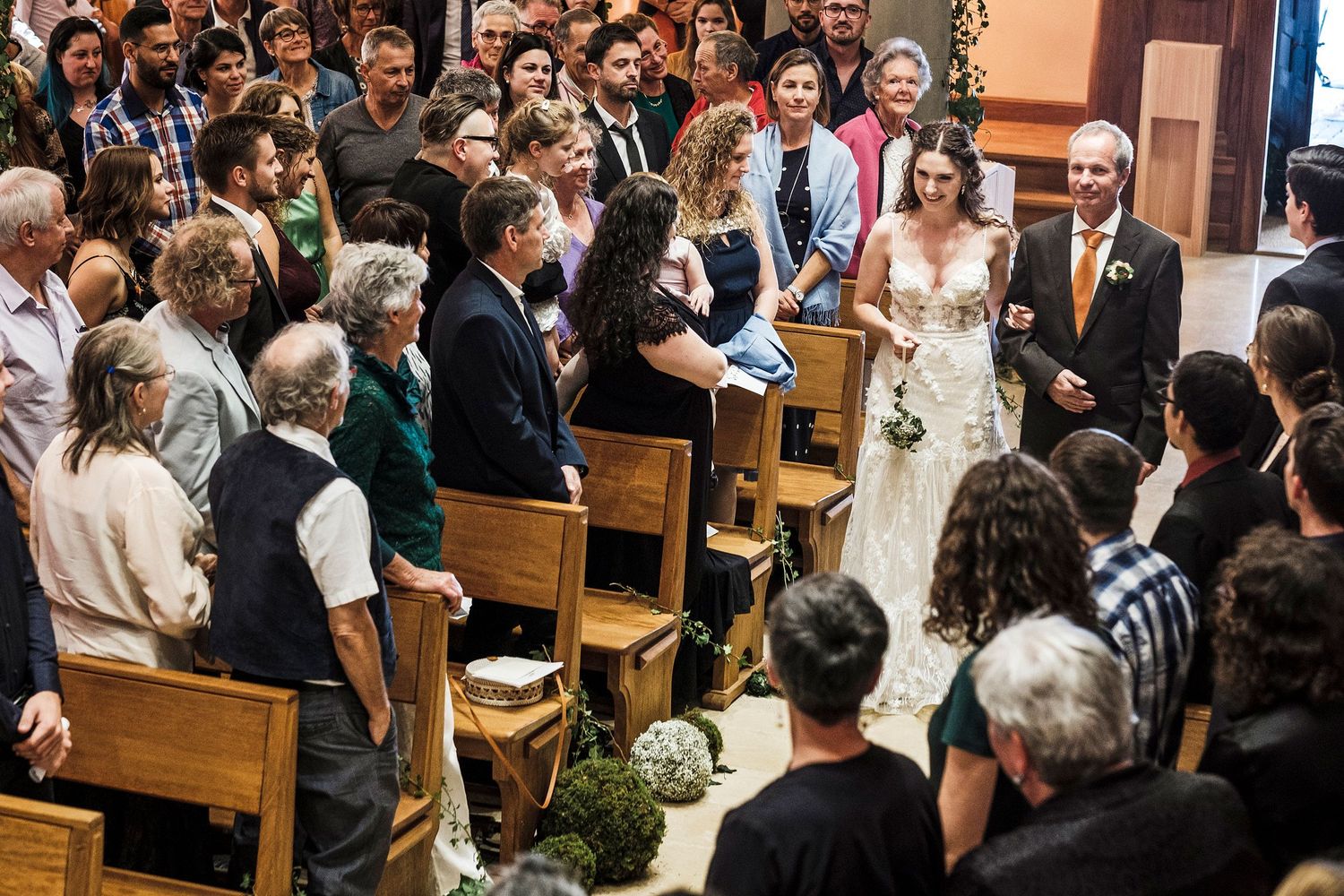 TLOOK photographe de mariage de style documentaire, cérémonie religieuse le père amène la mariée