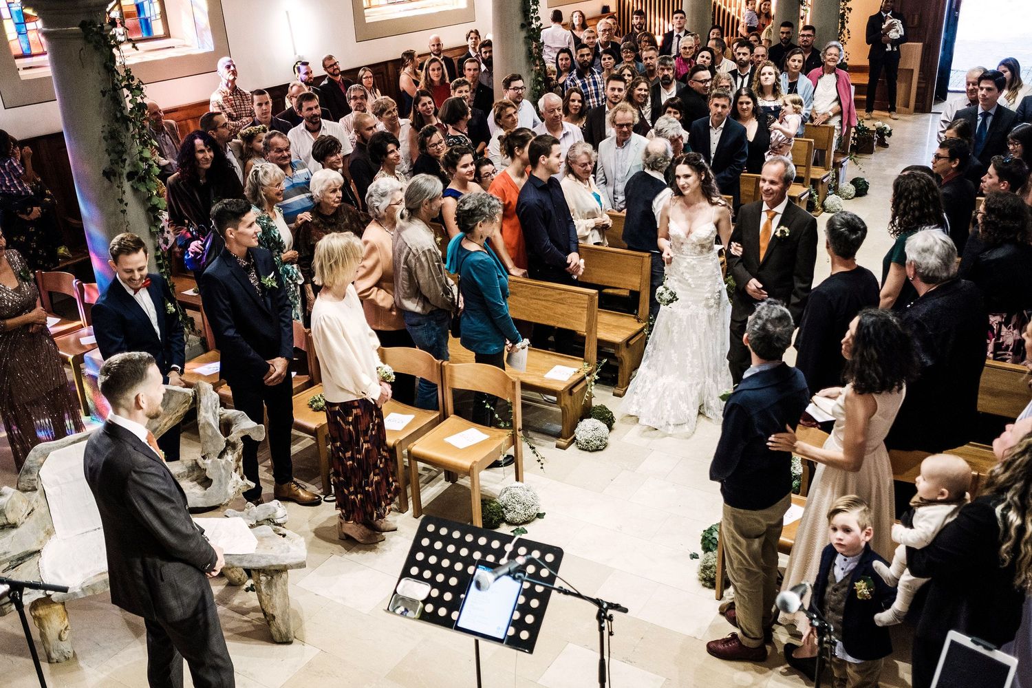 TLOOK photographe de mariage de style documentaire, cérémonie religieuse le père amène la mariée