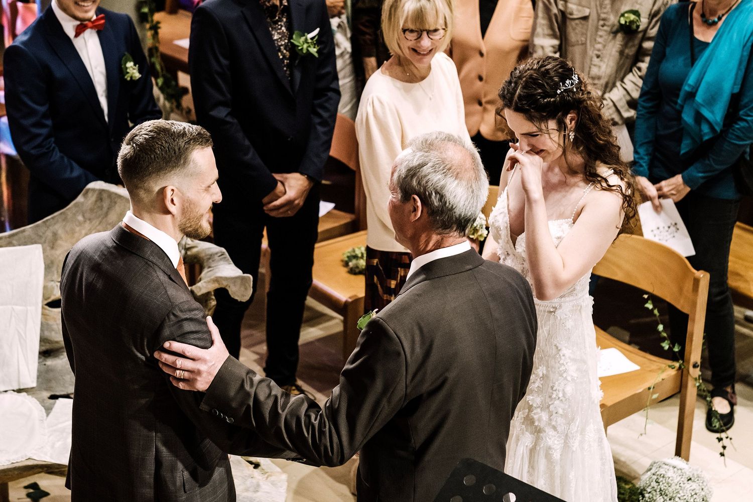 TLOOK photographe de mariage de style documentaire, cérémonie religieuse le papa amène la mariée et salue le marié