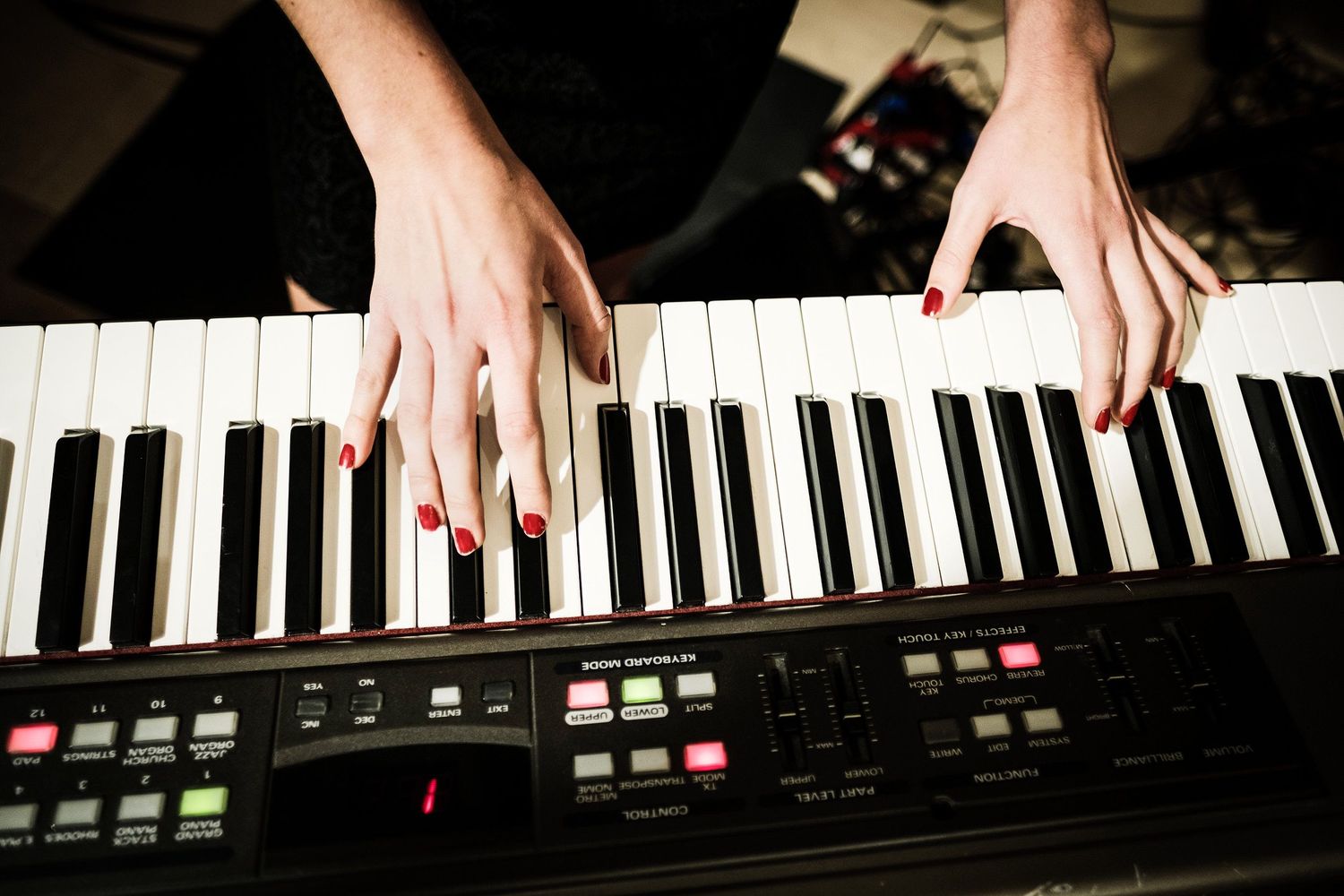 TLOOK photographe de mariage de style documentaire, cérémonie religieuse musique piano