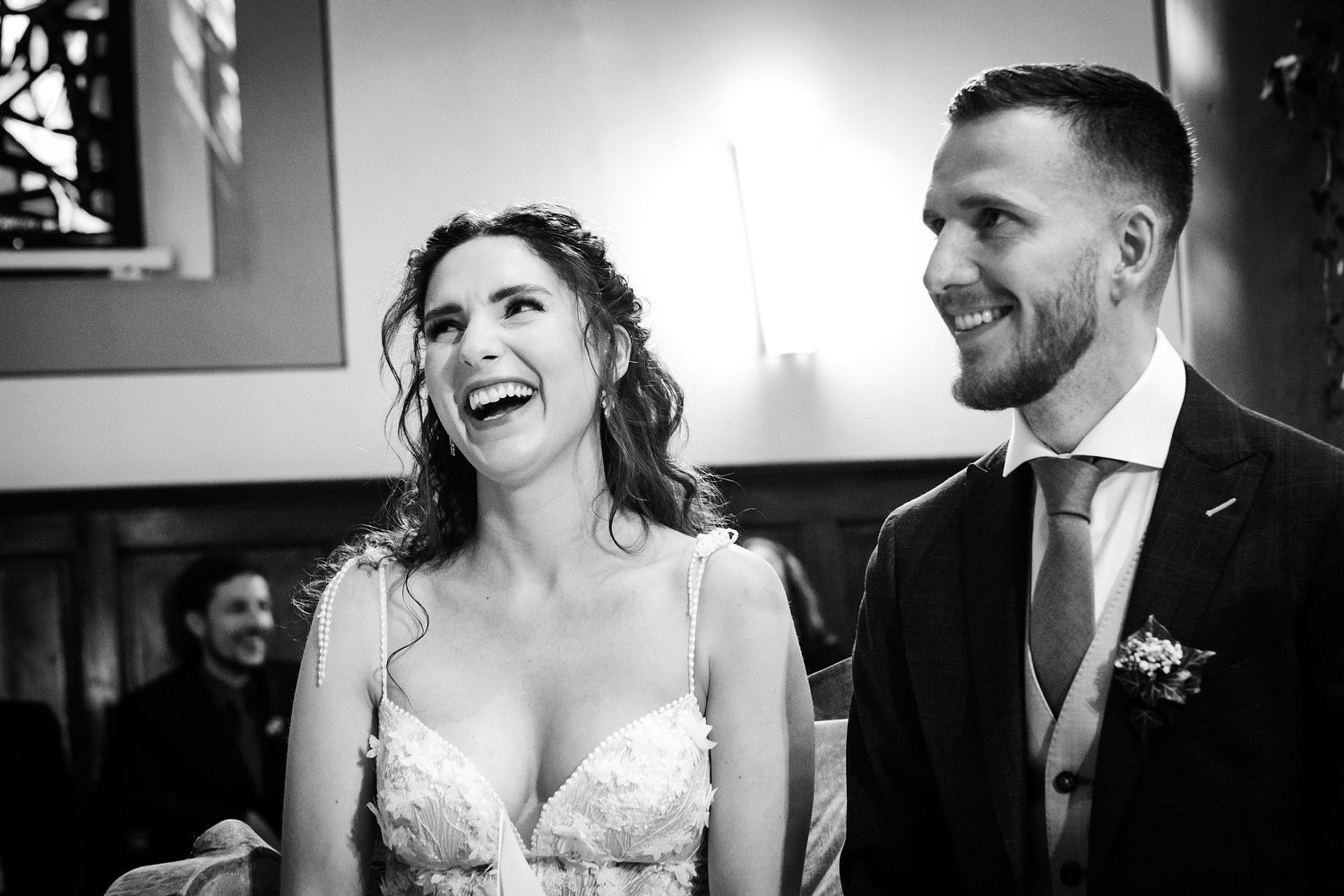 TLOOK photographe de mariage de style documentaire, cérémonie religieuse rires