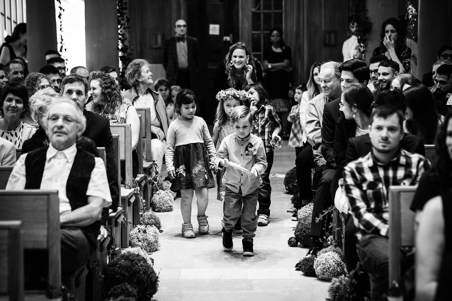 TLOOK photographe de mariage de style documentaire, cérémonie religieuse les enfants apportent les alliances