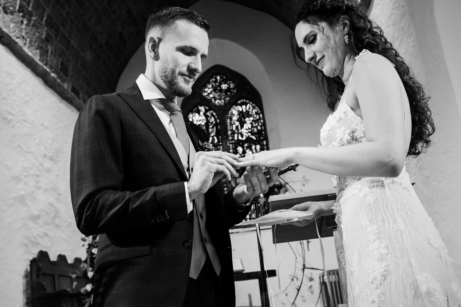 TLOOK photographe de mariage de style documentaire, cérémonie religieuse le marié passe la bague au doigt de la mariée