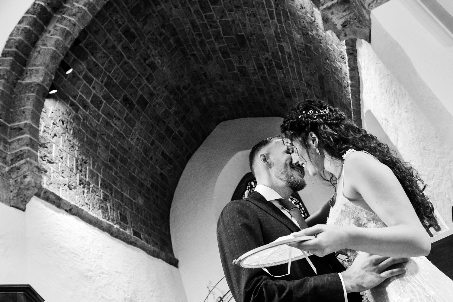 TLOOK photographe de mariage de style documentaire, cérémonie religieuse les mariés s'embrassent