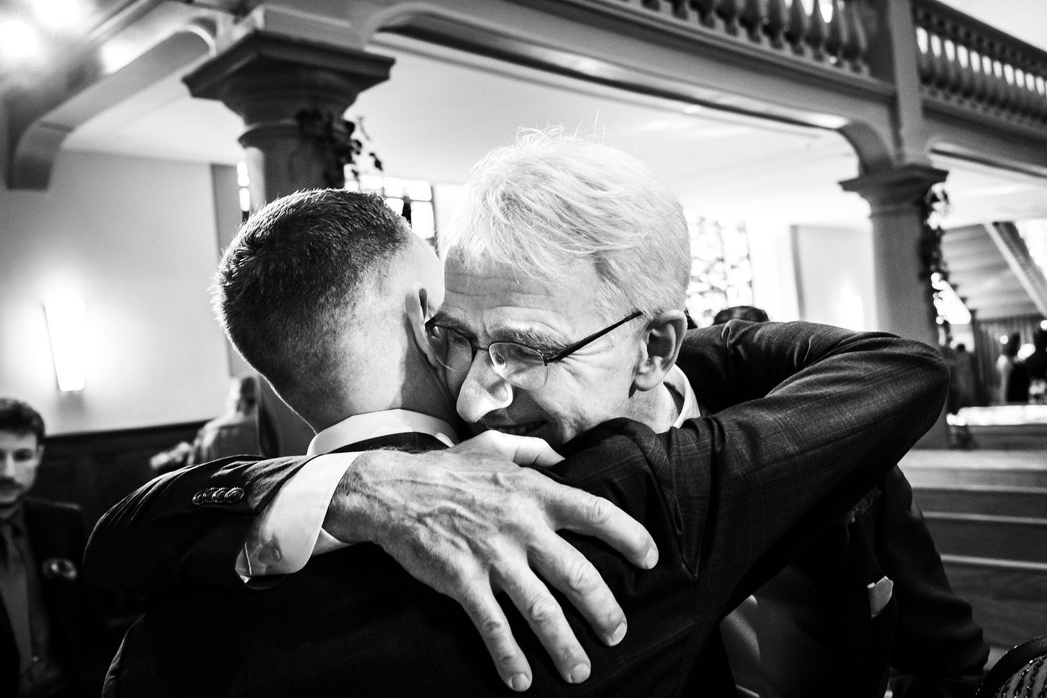 TLOOK photographe de mariage de style documentaire, cérémonie religieuse le marié avec son papa