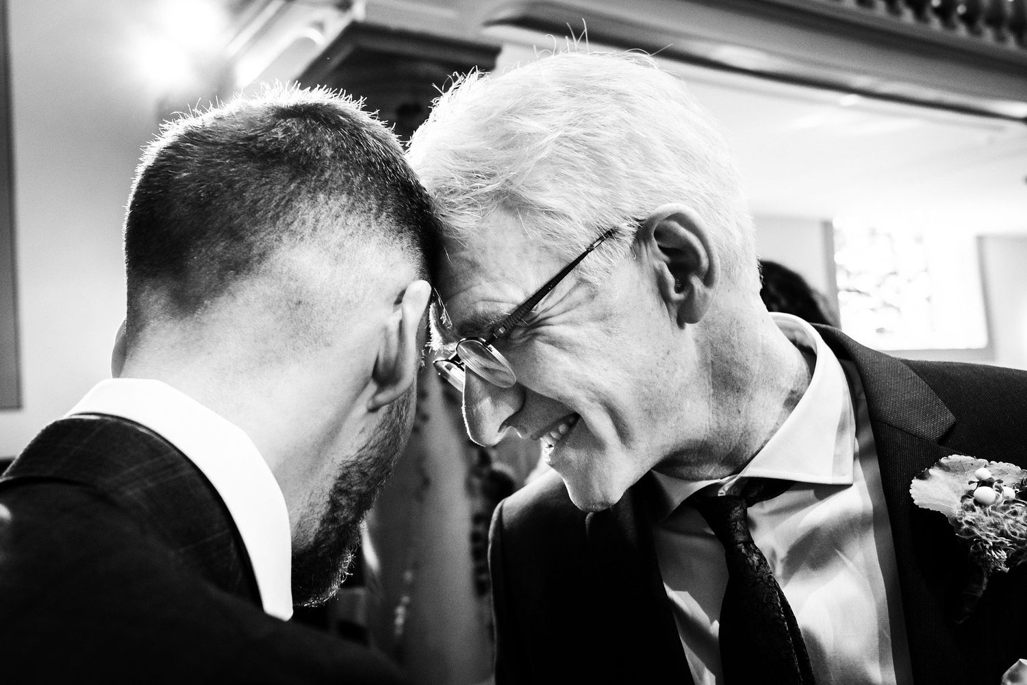 TLOOK photographe de mariage de style documentaire, cérémonie religieuse avec le marié et le papa