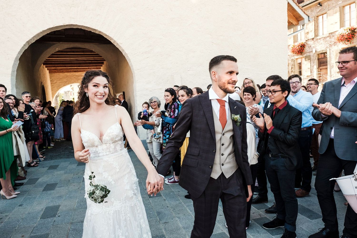 TLOOK photographe de mariage de style documentaire, les mariés sortent de l'église