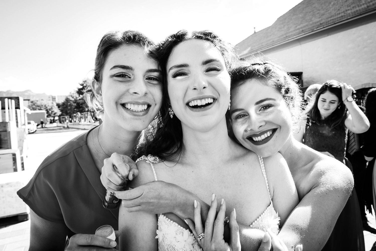 TLOOK photographe de mariage de style documentaire, portraits à la mariée avec ses amies
