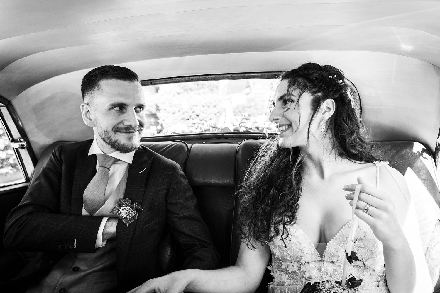 TLOOK photographe de mariage de style documentaire, portraits des mariés dans la voiture