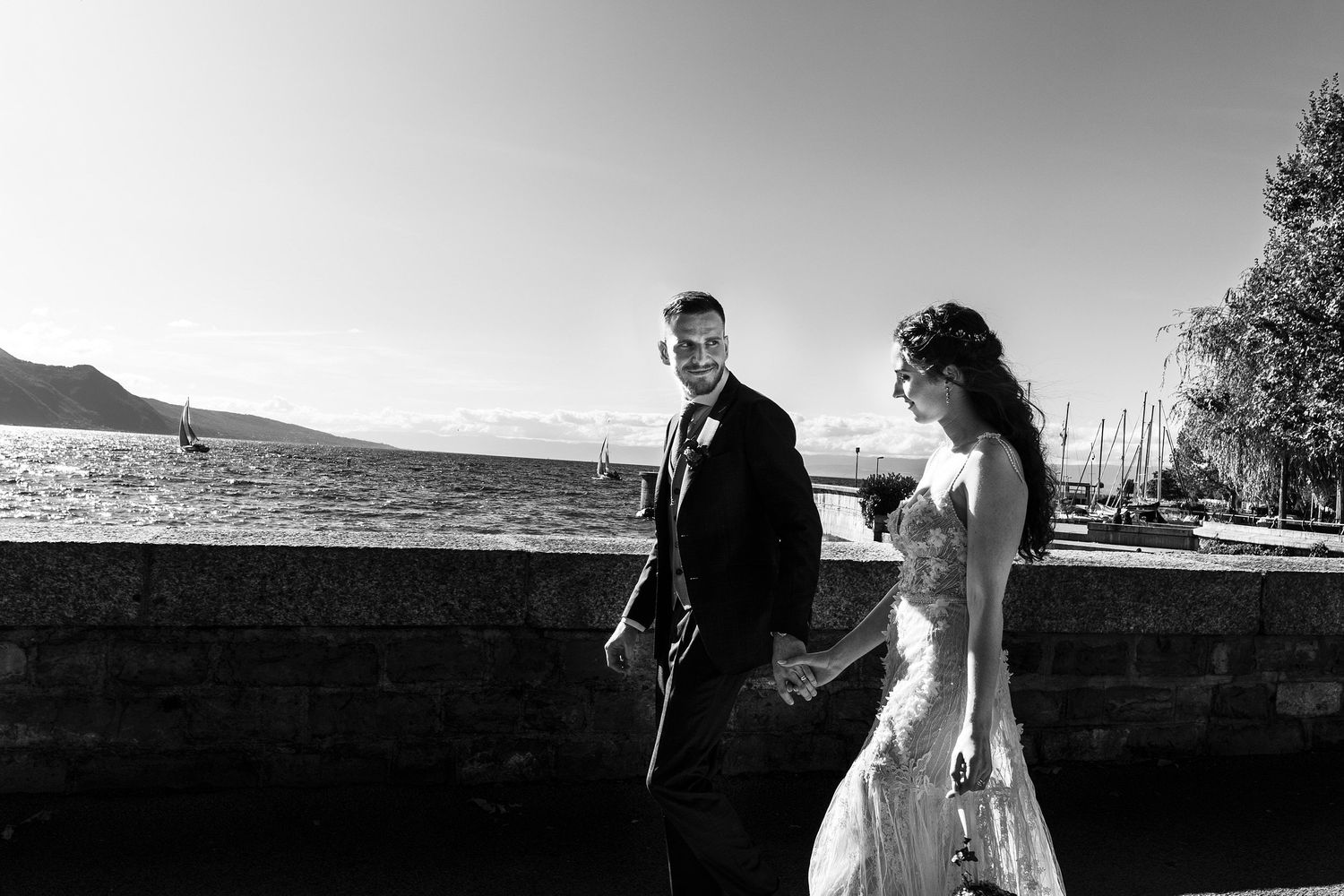 TLOOK photographe de mariage de style documentaire, portraits des mariés au bord du lac