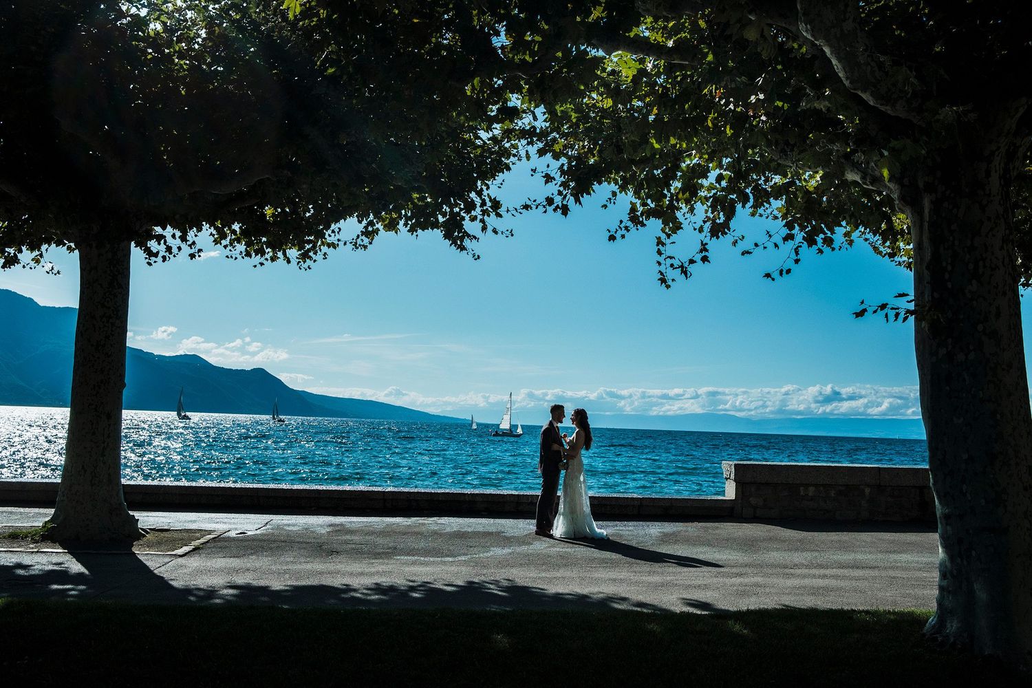TLOOK photographe de mariage de style documentaire, portraits des mariés au bord du lac