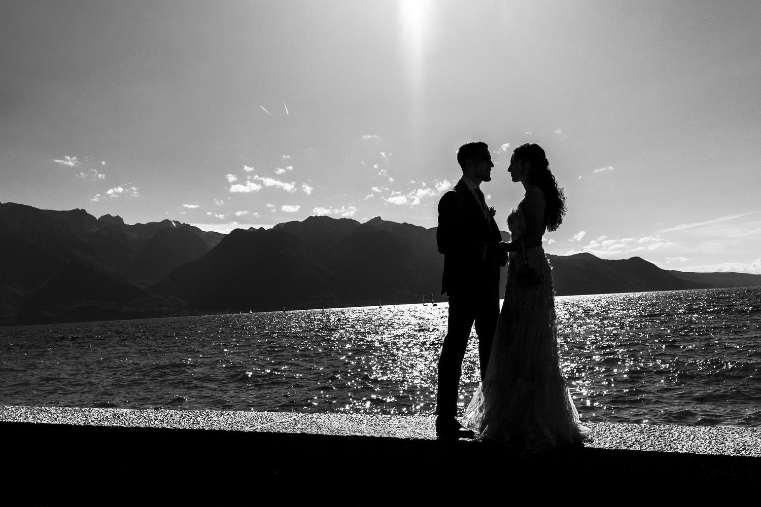 TLOOK photographe de mariage de style documentaire, portraits des mariés au bord du lac