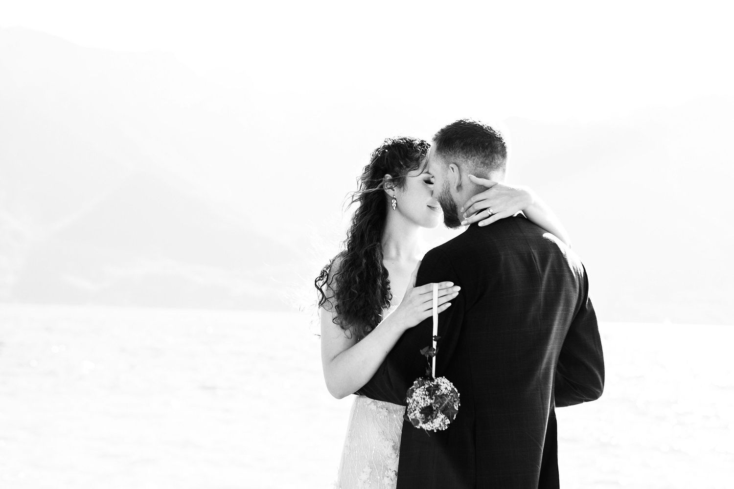TLOOK photographe de mariage de style documentaire, portraits des mariés au bord du lac