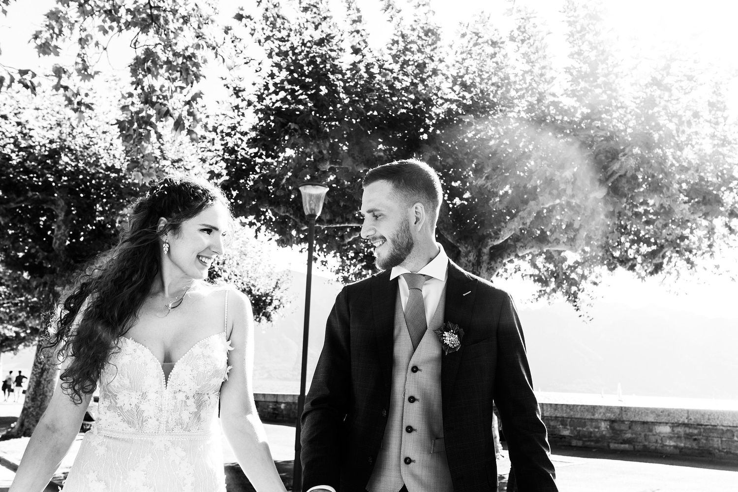 TLOOK photographe de mariage de style documentaire, portraits des mariés au bord du lac
