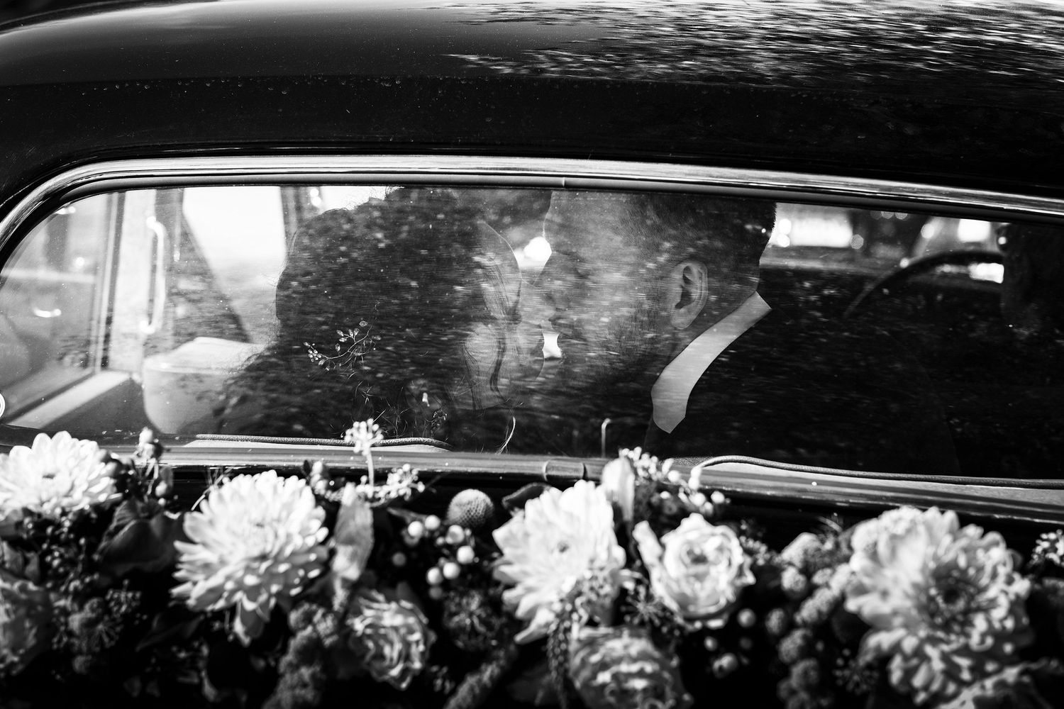 TLOOK photographe de mariage de style documentaire, les mariés s'embrassent dans la voiture
