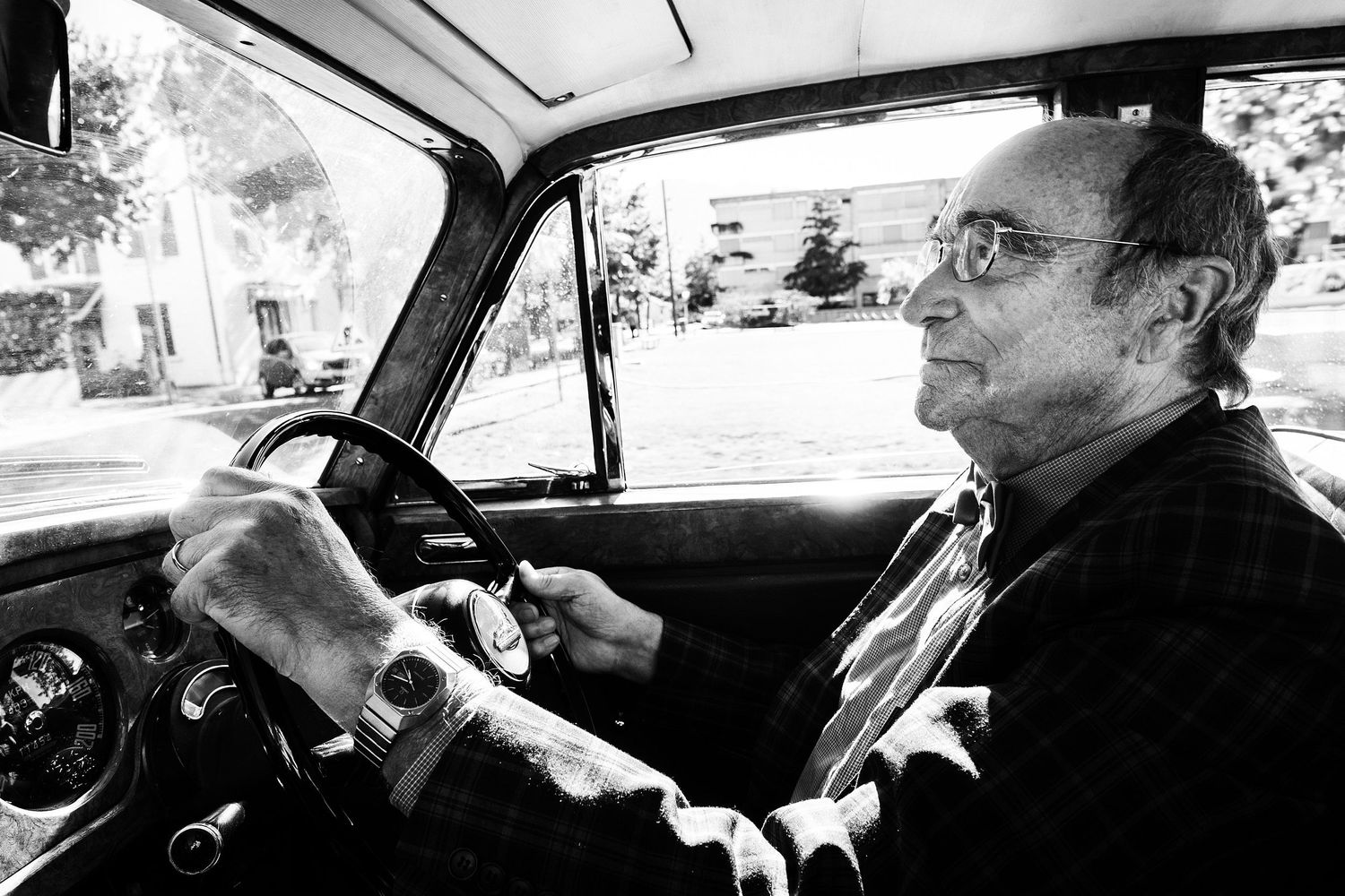TLOOK photographe de mariage de style documentaire, chauffeur de la voiture des mariés
