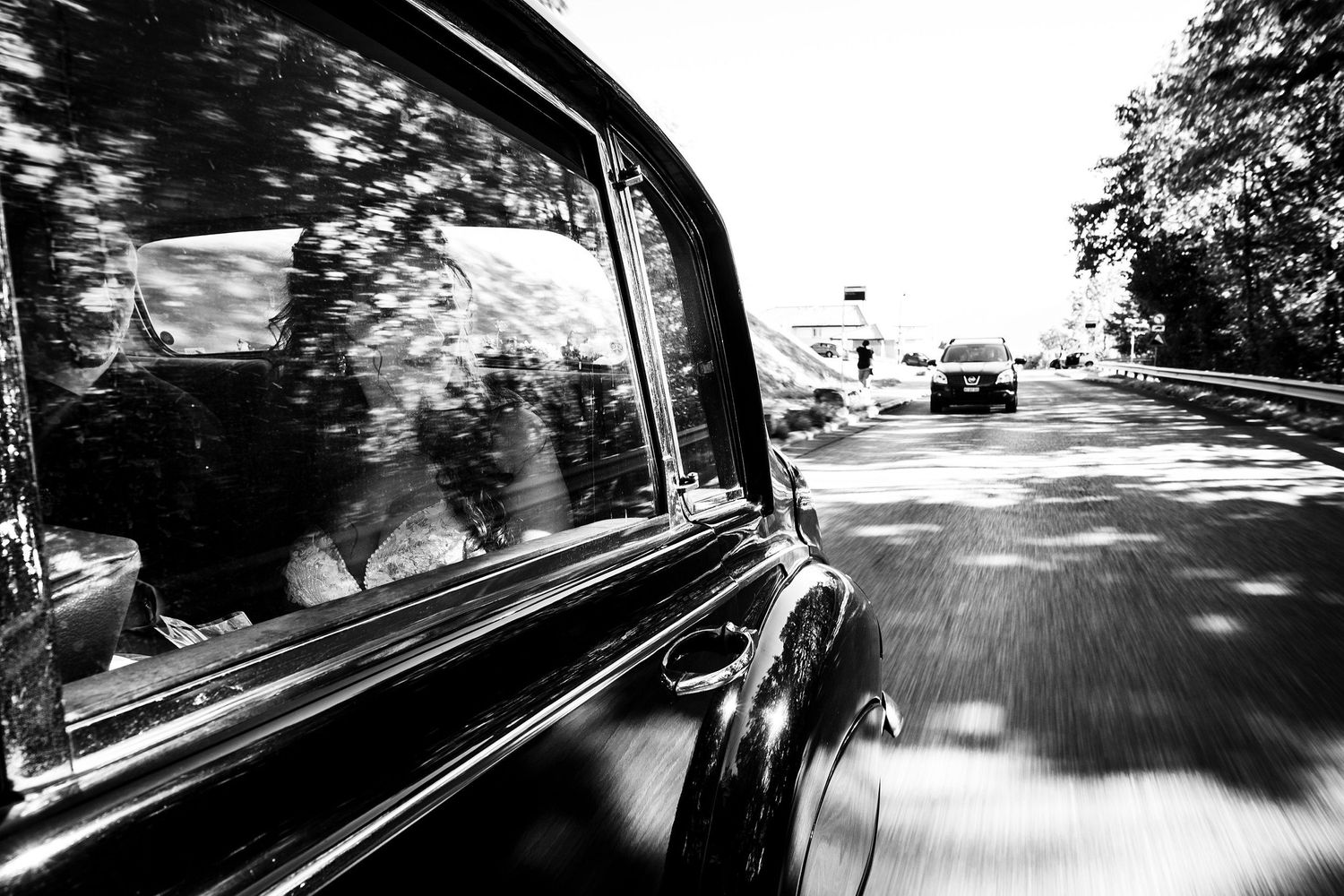 TLOOK photographe de mariage de style documentaire, cortège avec la voiture