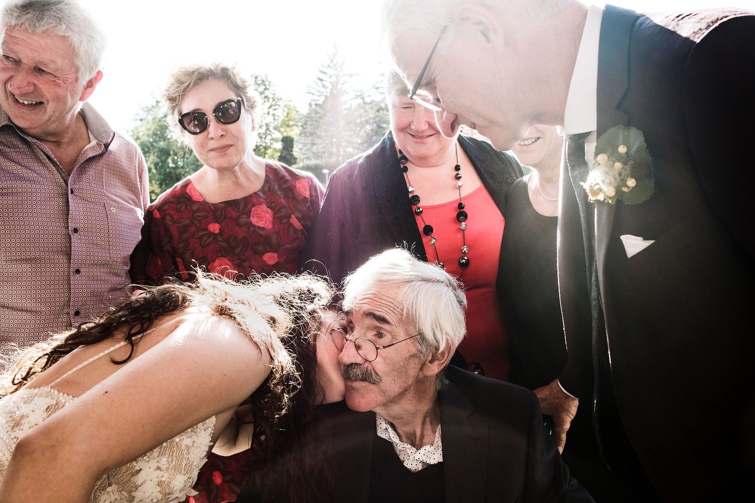 TLOOK photographe de mariage de style documentaire, cocktail portraits du grand-père et de la mariée