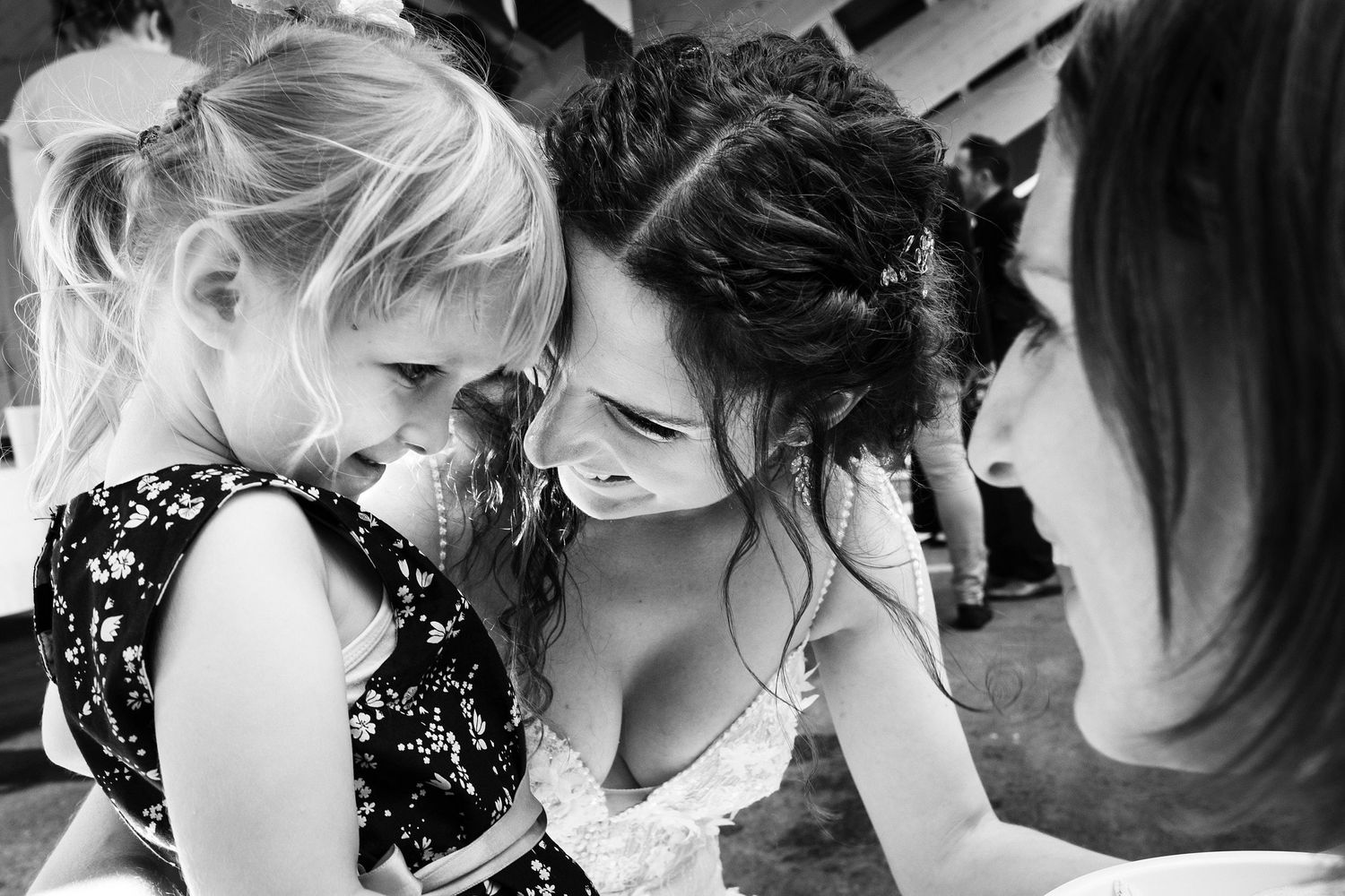 TLOOK photographe de mariage de style documentaire, cocktail portraits des invités